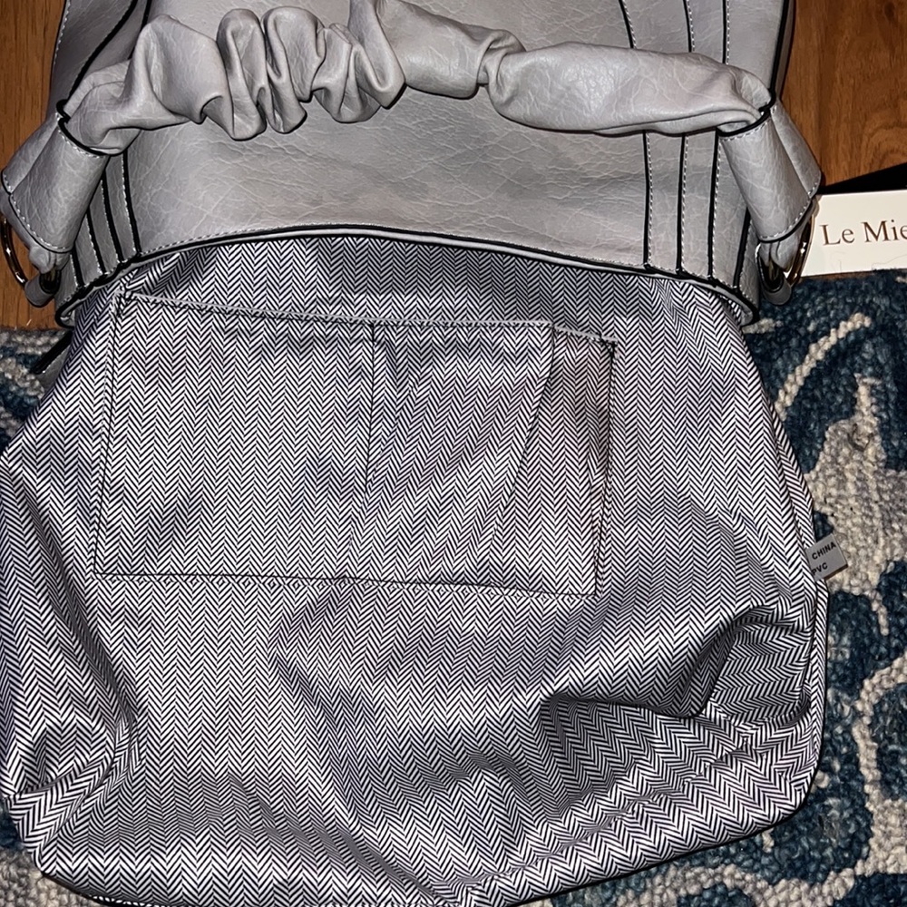 Le Miel Crossbody Purse!🩶 - Picture 7 of 8